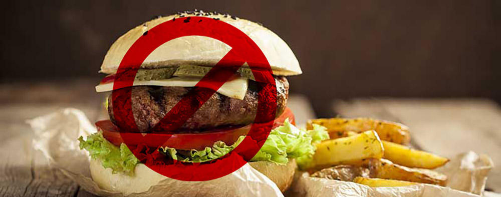 غذاهای ممنوع برای یبوست خوردن همبرگر و غذهای فست فود ممنوع است