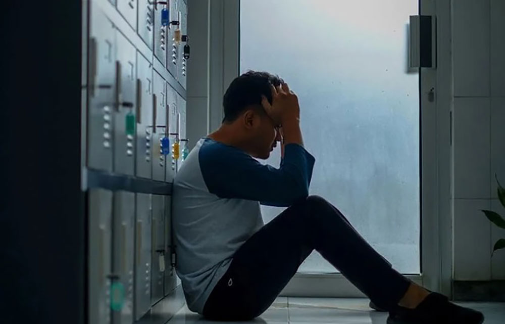 آقایی که به دلیل بیماری های مقعد و هموروئید و شقاق دچار استرس و سرگیجه شده است.